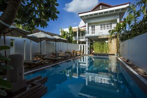 Piscina all'aperto, ombrelloni da piscina, lettini