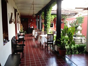 早餐，供應午餐和晚餐