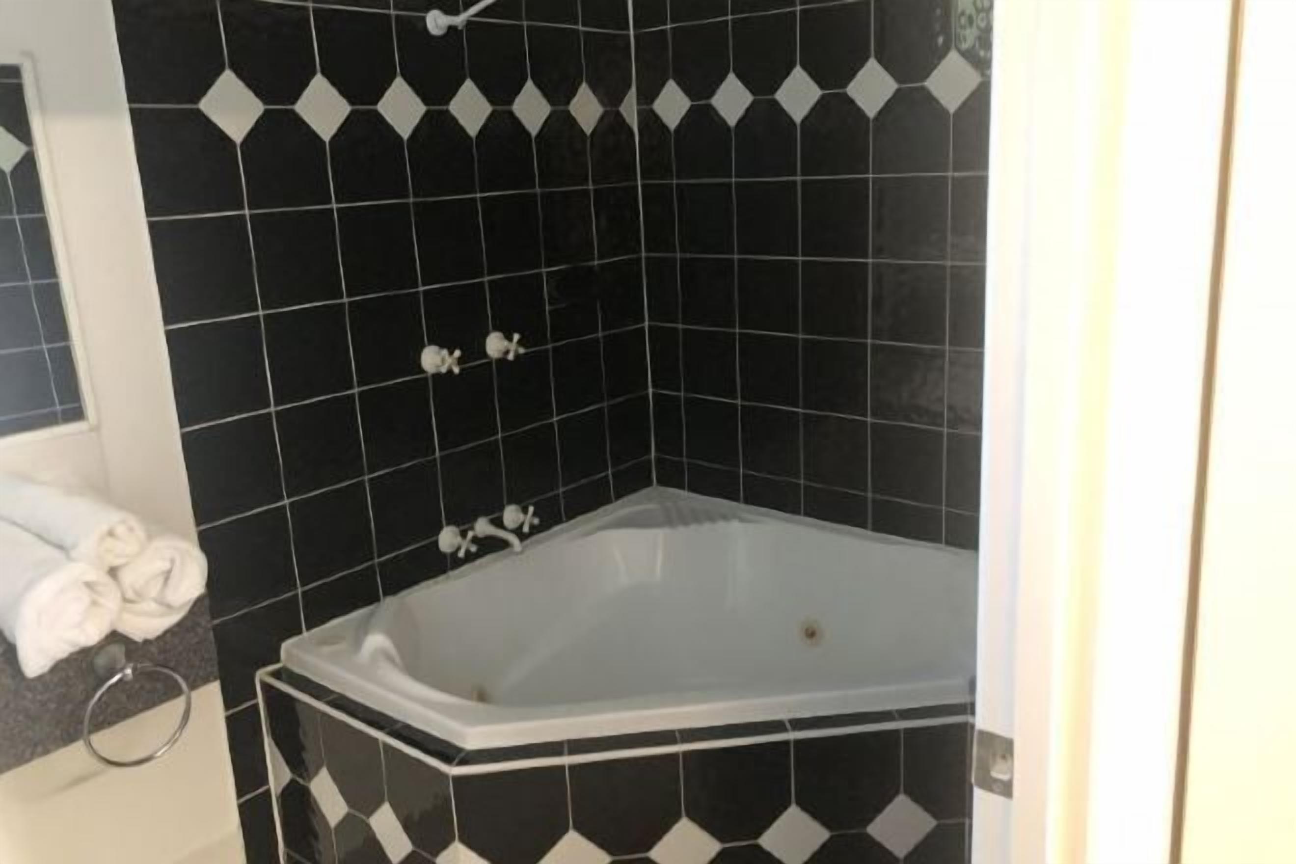 Baño | Regadera, secadora de cabello, toallas 