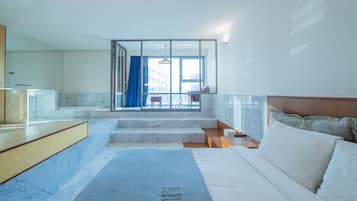 Suite Double (Random) | Seprai premium, selimut bulu angsa, bantalan ekstra lembut, dan minibar