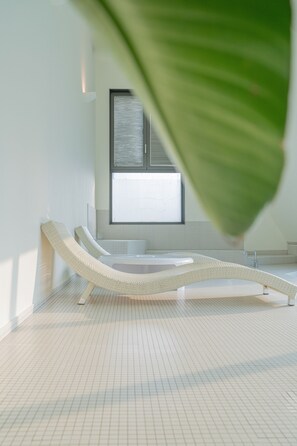 Spa Pool Penthouse | Oppholdsområde | En 52-tommers Flatskjerm-TV med kabel-kanaler samt TV og filmkjøp