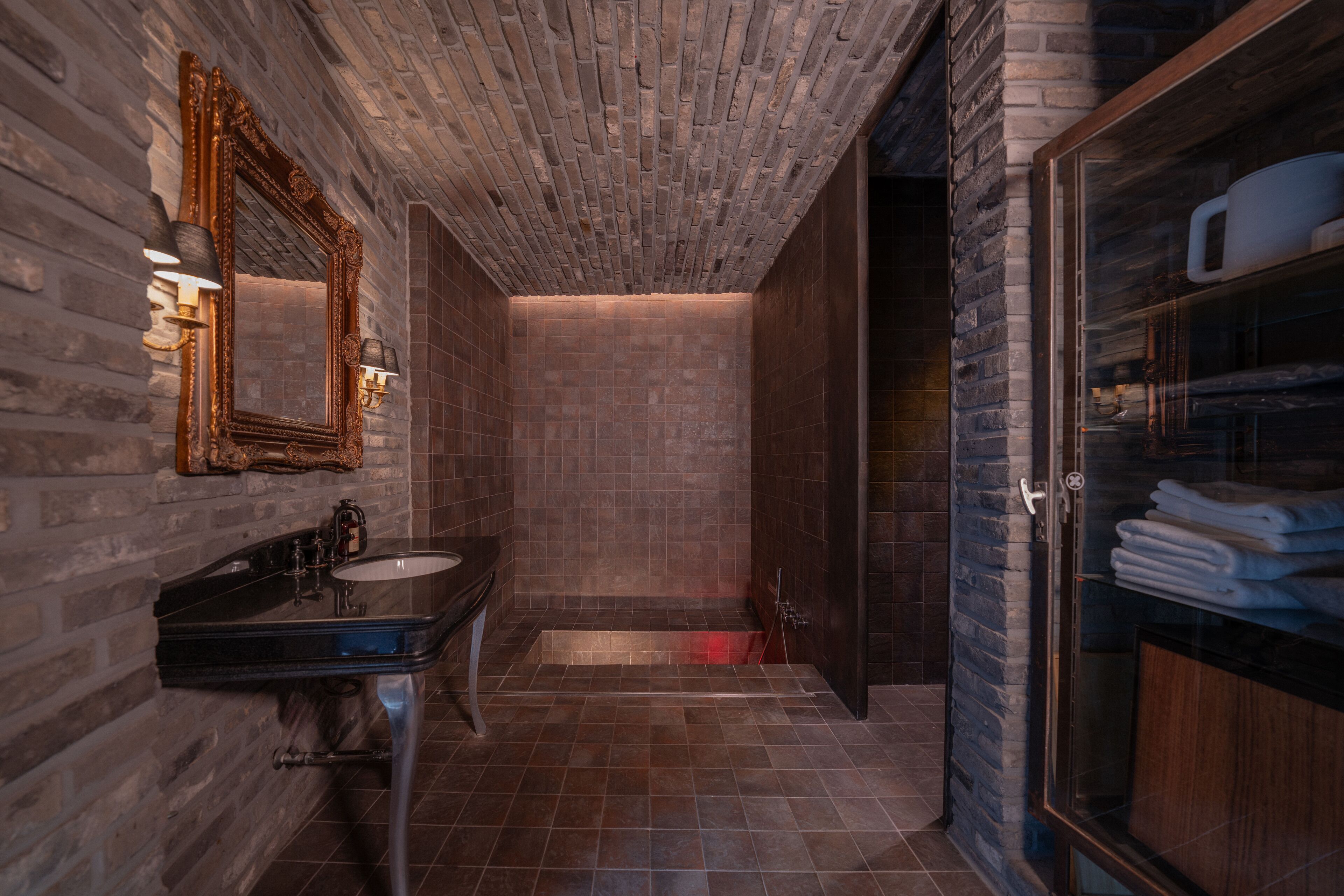 suite double (random) | bathroom | separate bathtub and shower, deep-soaking bathtub, rainfall showerhead