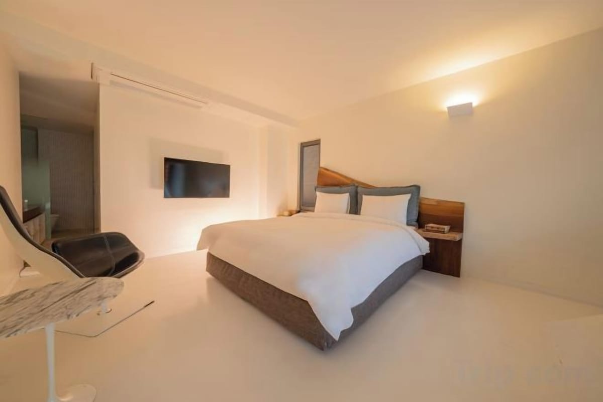 Premium bedding, down comforters, pillowtop beds, minibar
