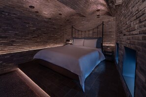 Suite Double (Random) | เครื่องนอนระดับพรีเมียม, ผ้านวมขนเป็ด, เตียงพร้อมฟูกเสริมที่นอน