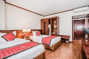 Minibar, in-room safe, desk, laptop workspace - HANZ Sunny 2 Hotel Hanoi (Hanoi)