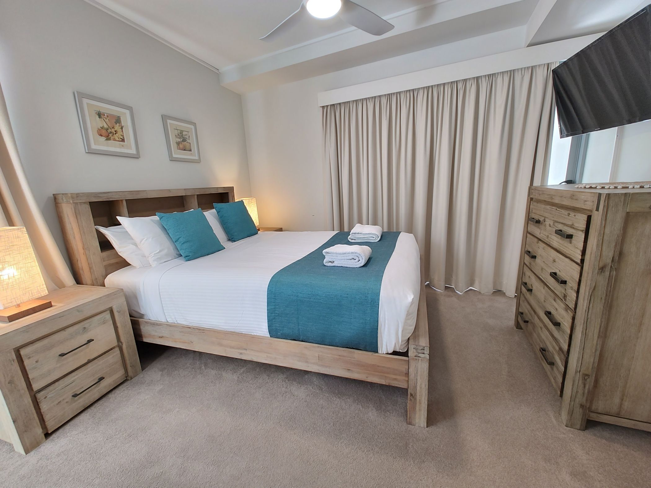 Caja de seguridad en la habitación y tabla de planchar con plancha 