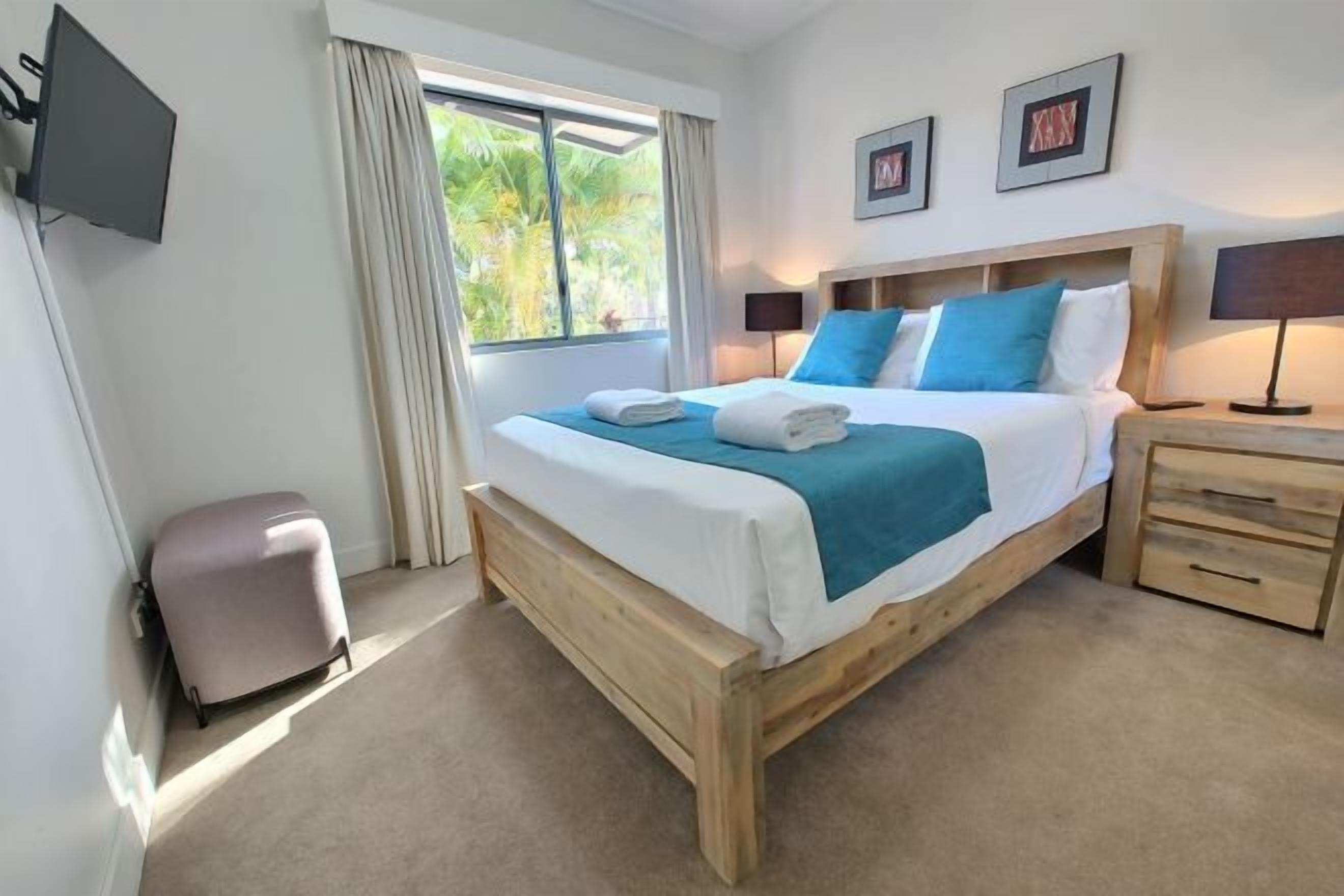 Coffre-fort, fer et planche à repasser, lit de bébé (supplément)