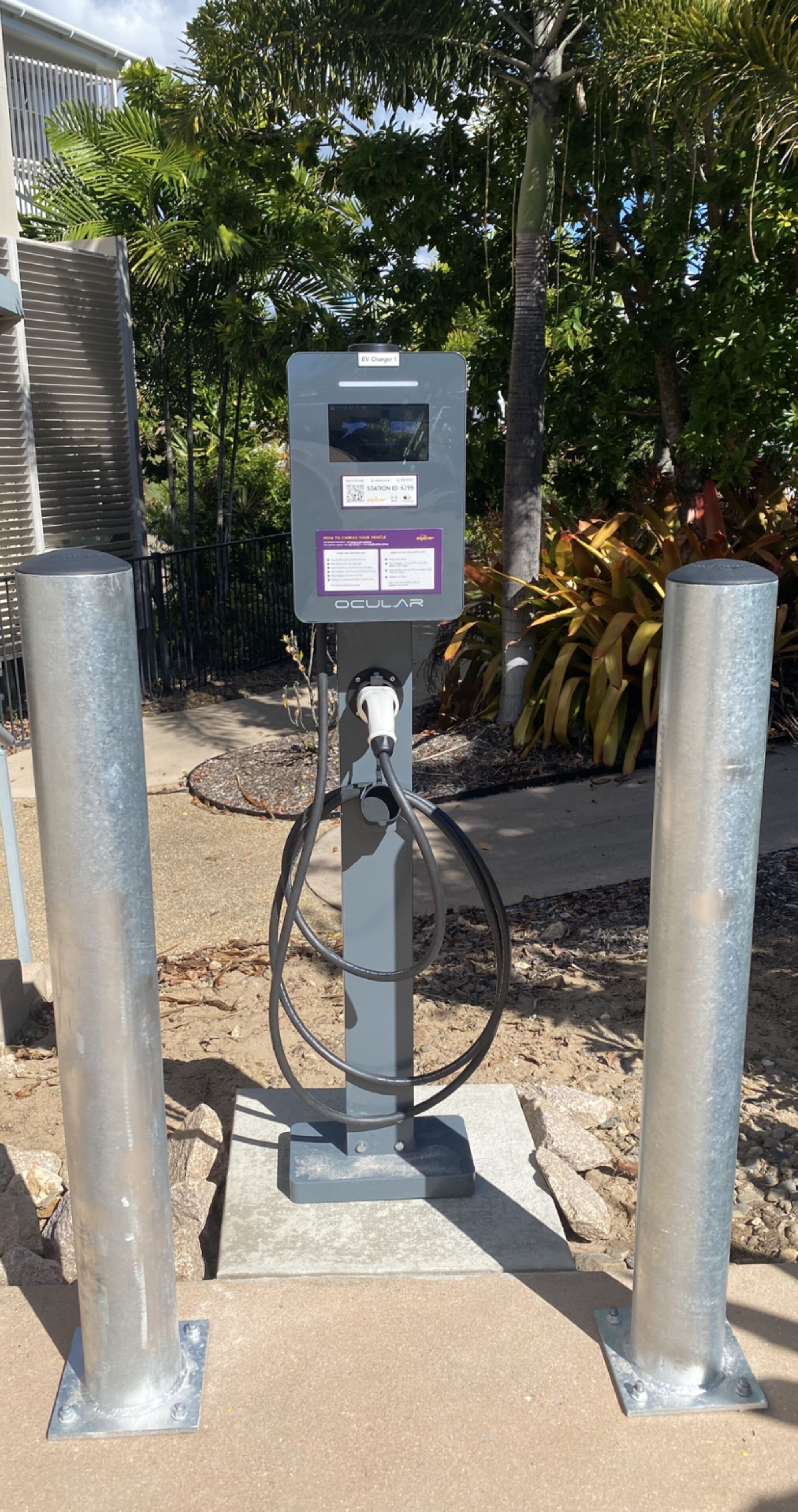 Electric vehicle charging station