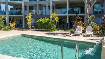 Apartemen, 2 kamar tidur (Pool Access) | Kolam renang outdoor | 3 kolam renang outdoor, dengan kursi berjemur