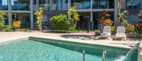 Apartamento, 2 quartos (Pool Access) | Piscina externa | 3 piscinas externas, funciona das 7h às 21h, espreguiçadeiras