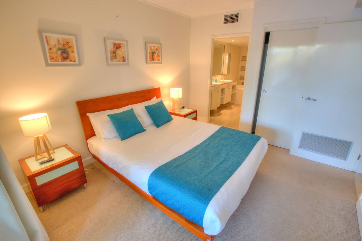 In-room safe, iron/ironing board, WiFi (free), bed sheets