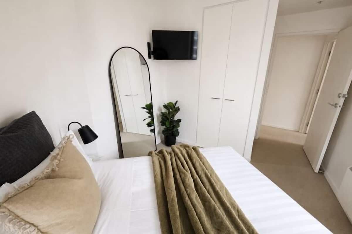 Soundproofing, iron/ironing board, free WiFi, individually decorated