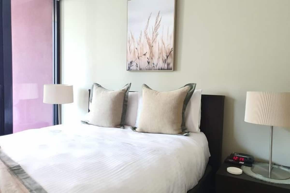 2 Schlafzimmer, individuell dekoriert, individuell eingerichtet