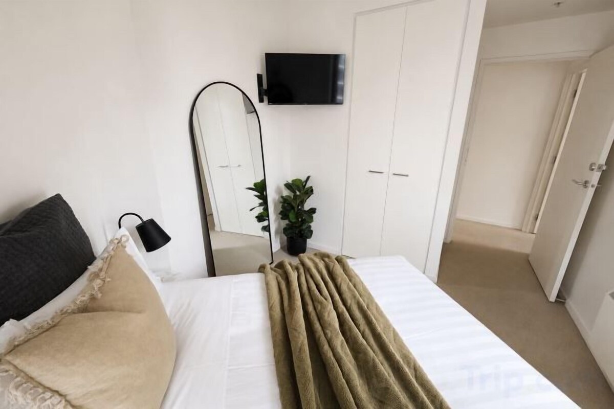 One-Bedroom Apartment With Balcony