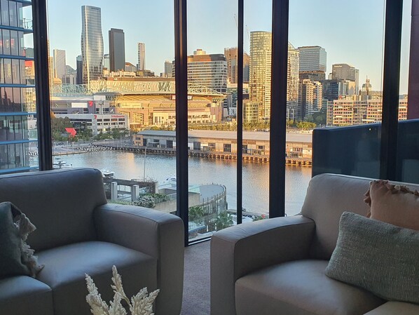 Leilighet – deluxe, 2 soverom, 2 bad, utsikt mot marina | Oppholdsområde | En 50-tommers Flatskjerm-TV med digitale kanaler samt TV