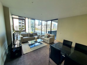 Leilighet – deluxe, 2 soverom, 2 bad, utsikt mot marina | Oppholdsområde | En 50-tommers Flatskjerm-TV med digitale kanaler samt TV