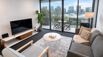 Apartemen Deluks, 2 kamar tidur | Kedap suara, setrika/meja setrika, dan Wi-Fi gratis