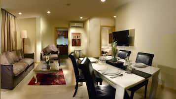 Family Suite, 2 Bedrooms | In-room dining