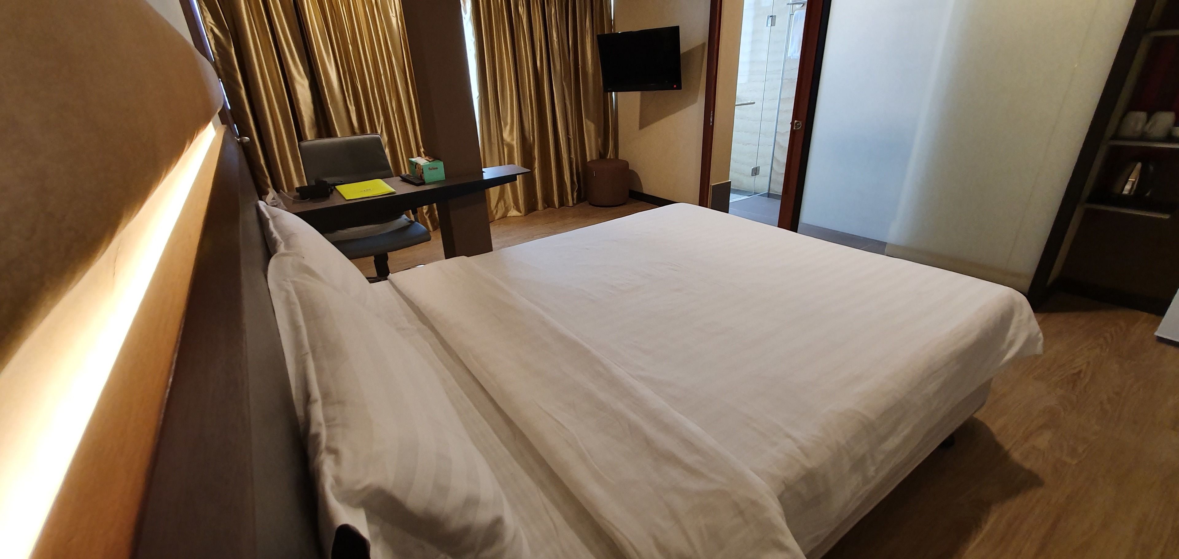 superior queen | individually furnished, iron/ironing board, free wifi, bed sheets