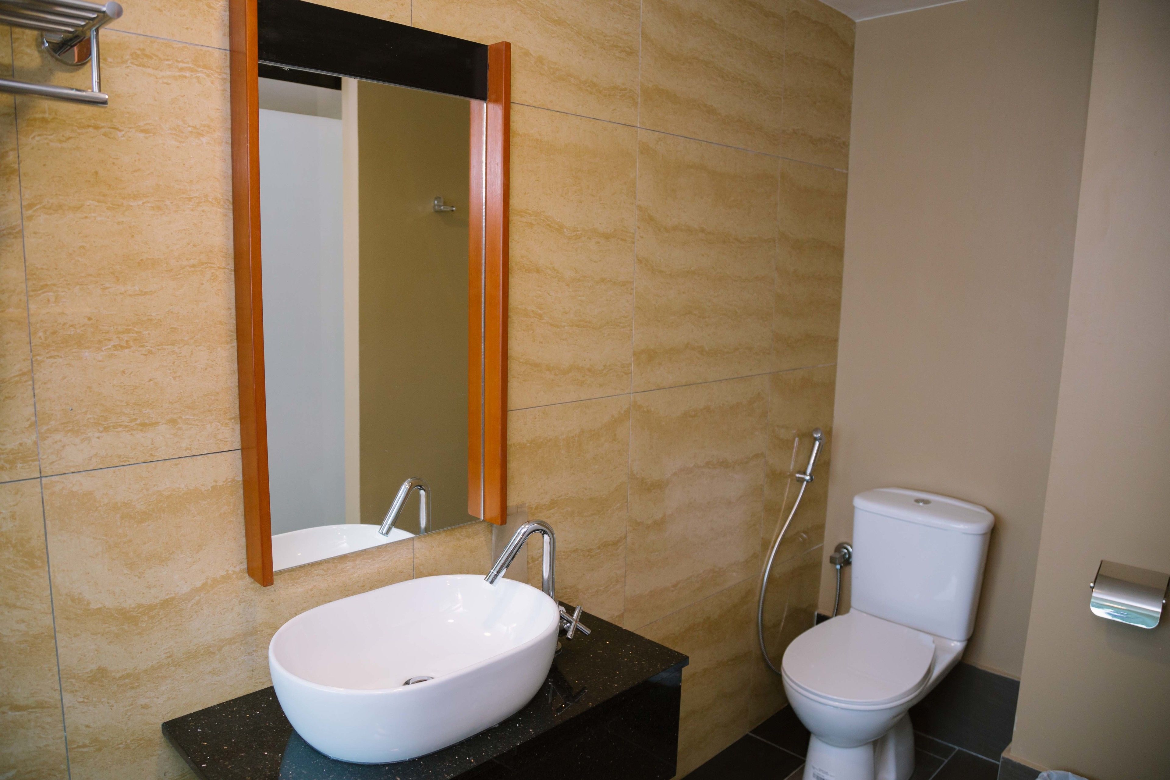 superior queen | bathroom | shower, free toiletries, hair dryer, towels