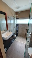 Quarto luxo, 1 cama King | Banheiro | Chuveiro, produtos de toalete grátis, secador de cabelo 