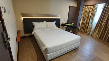 Habitación superior, 1 cama doble | 1 dormitorio, mobiliario individual, tabla de planchar con plancha