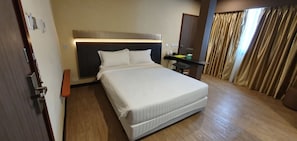 Superior Queen | 1 bedroom, individually furnished, iron/ironing board, free WiFi