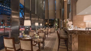 供應早餐、午餐和晚餐,國際料理