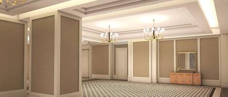 Una habitación de hotel con un espejo grande, un tocador con un mueble dorado y una alfombra estampada.