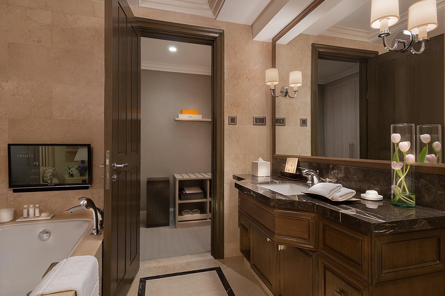 Salle de bain | Baignoire et douche séparées, baignoire profonde, douche cascade