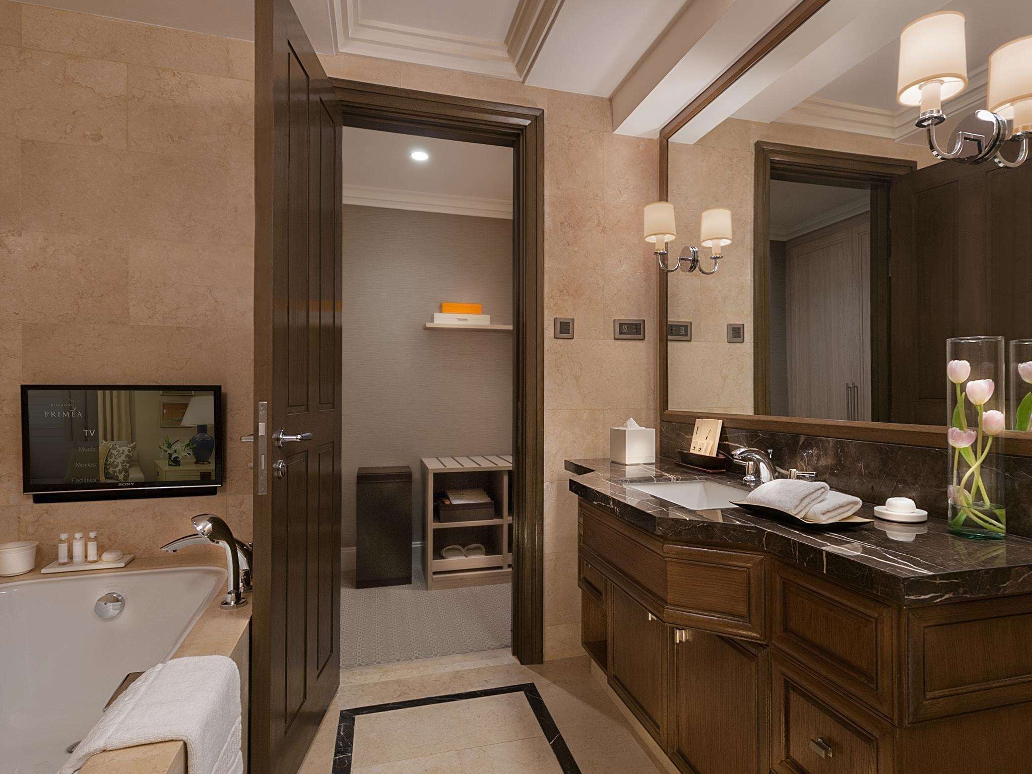 separate bathtub and shower, deep-soaking bathtub, rainfall showerhead