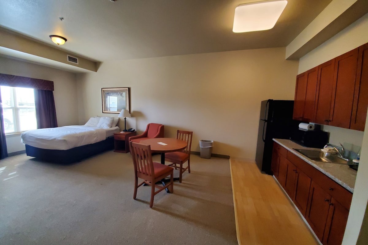 43-inch flat-screen tv with cable channels, tv