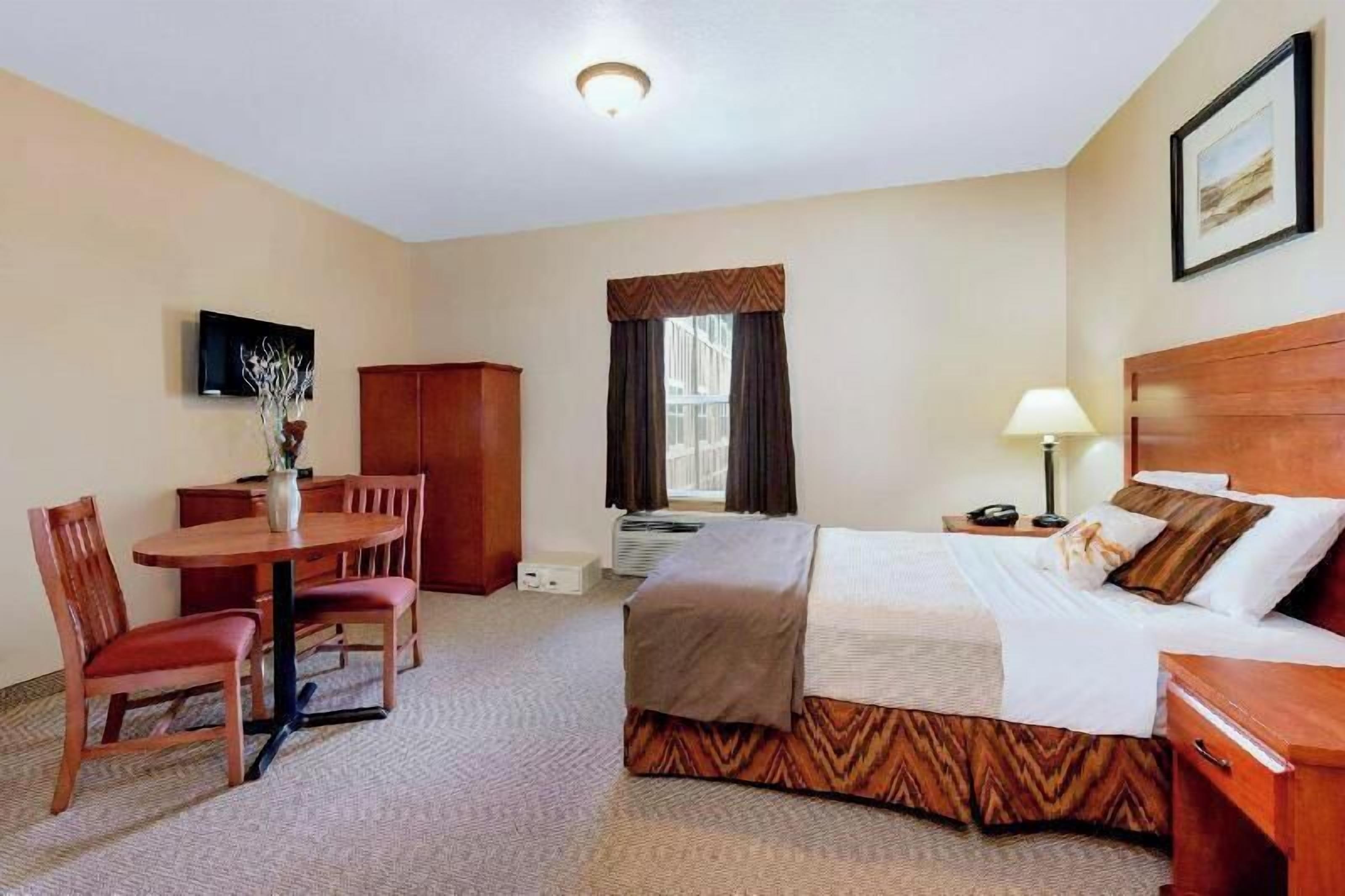 1 habitación, caja de seguridad en la habitación y escritorio 