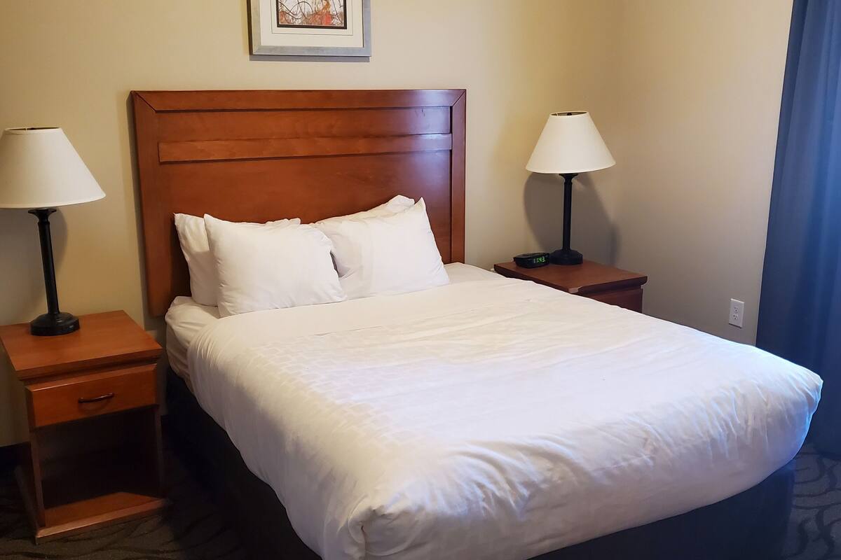 in-room safe, desk, laptop workspace, blackout curtains