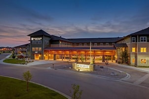 Fachada de la propiedad por la tarde o noche