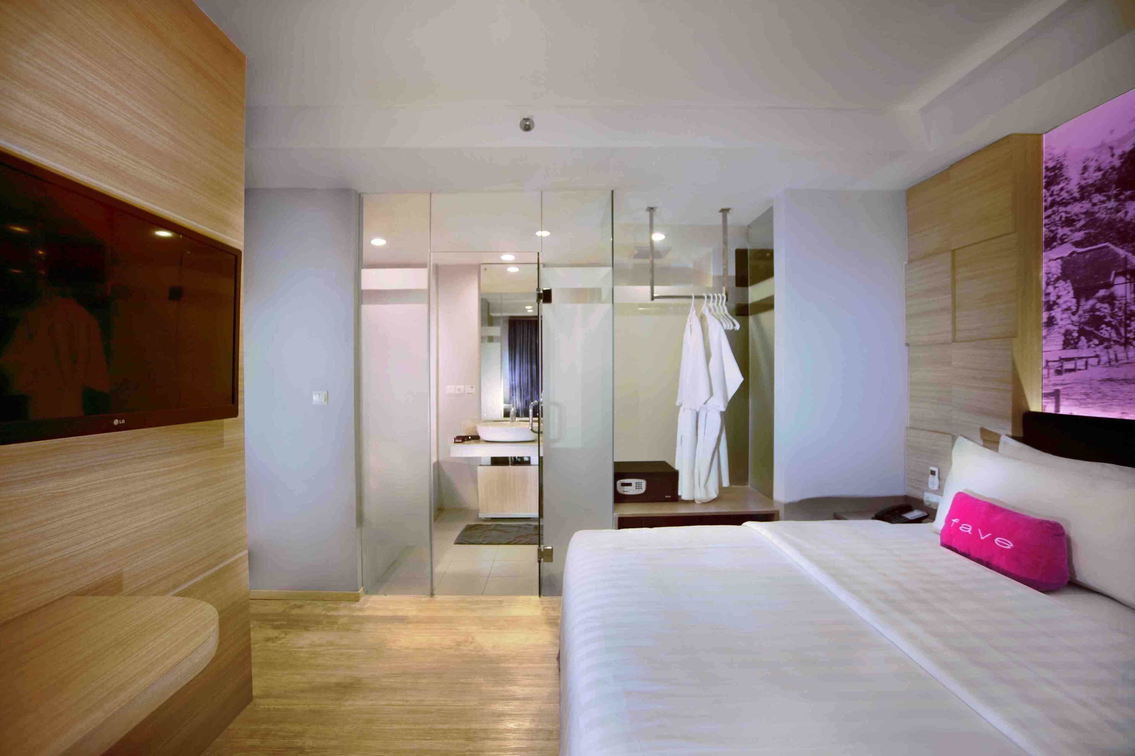 Värdeförvaringsskåp på rummet, skrivbord och mörkläggningsgardiner