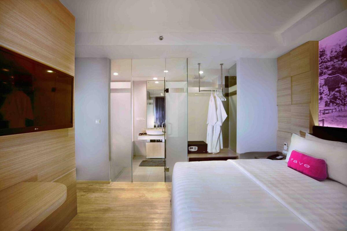 Värdeförvaringsskåp på rummet, skrivbord och mörkläggningsgardiner