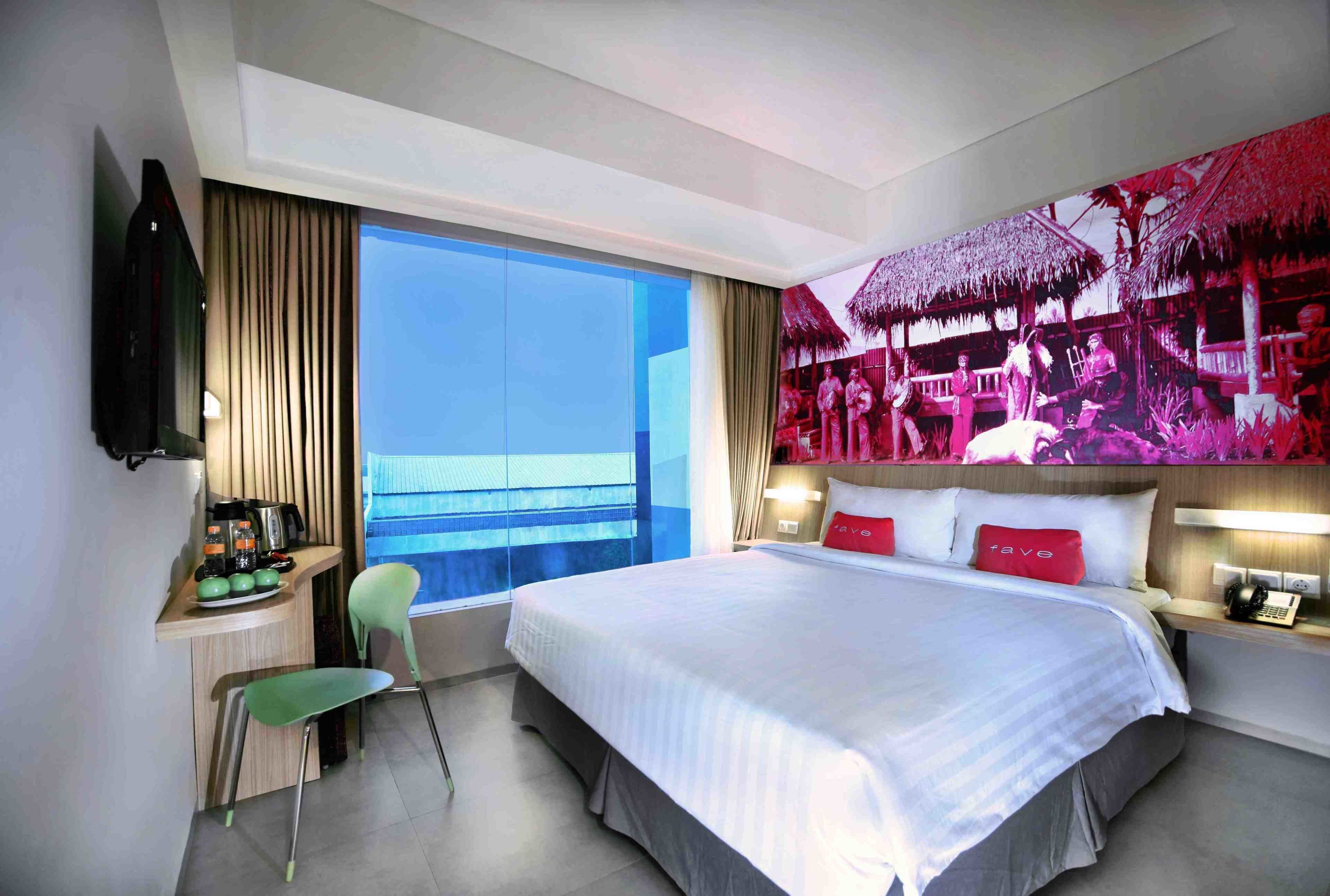 Värdeförvaringsskåp på rummet, skrivbord och mörkläggningsgardiner