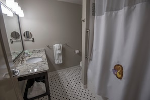 Habitación individual Deluxe, no fumadores | Baño | Ducha, artículos de higiene personal gratuitos, secador de pelo y jabón