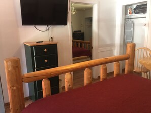Premium Suite | Pillow-top beds, individually decorated, blackout curtains - Dunsmuir Lodge (Dunsmuir)