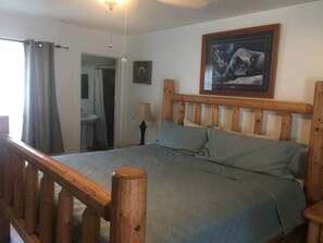 Premier Room | Pillowtop beds, individually decorated, blackout drapes, soundproofing - Dunsmuir Lodge (Dunsmuir)
