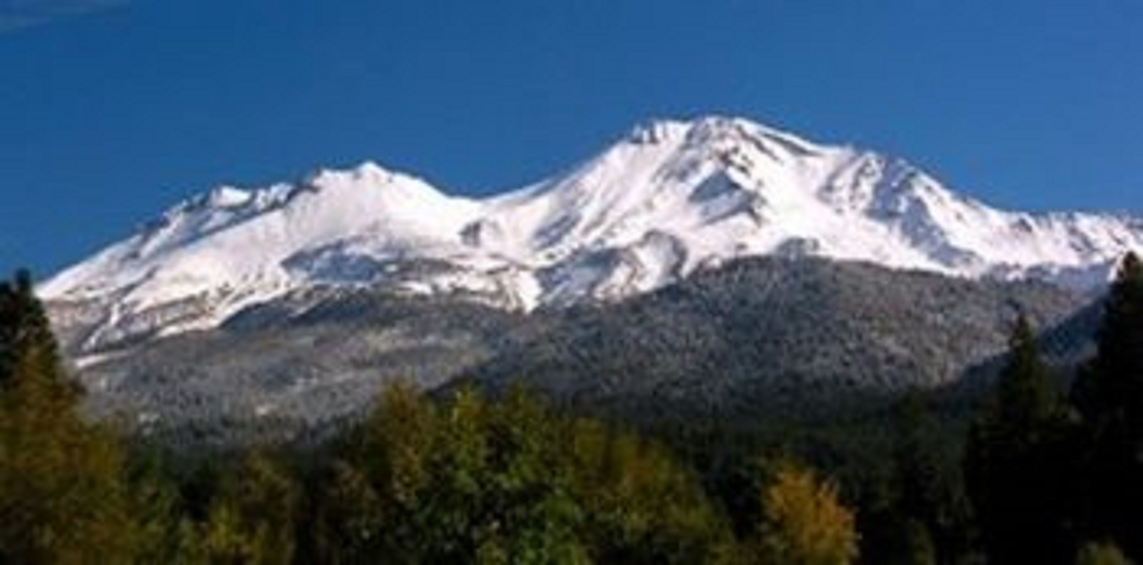 Una montaña nevada con cielo despejado.