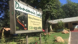 Señal de Dummir Lodge en el número 6604 de la Avenida Dummir, que ofrece camas tamaño king, alojamiento para mascotas e internet inalámbrico.
