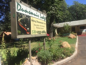 Street view - Dunsmuir Lodge (Dunsmuir)