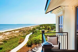 Un balcon avec vue sur une plage et l’océan.