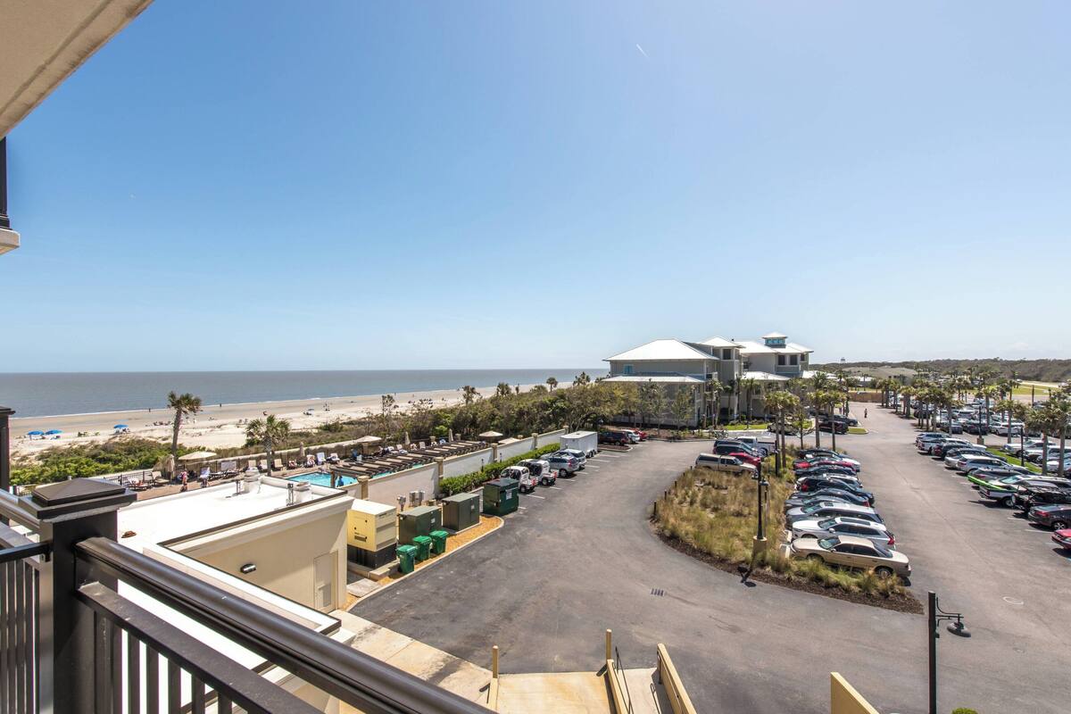 Un parking offrant une vue sur la plage et l’océan.
