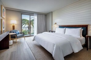 房內夾萬、書桌、手提電腦工作空間、熨斗/熨衫板