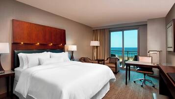 Kamer, 1 kingsize bed met slaapbank, balkon, aan zee | Een kluis op de kamer, een bureau, een laptopwerkplek