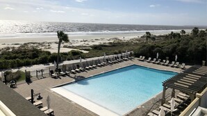 Una piscina con vista a la playa y al océano.