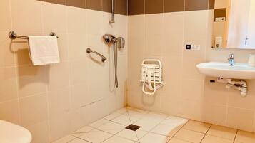 Chambre Double Classique, 1 lit double ou 2 lits jumeaux | Salle de bain | Douche, sèche-cheveux, serviettes fournies, savon